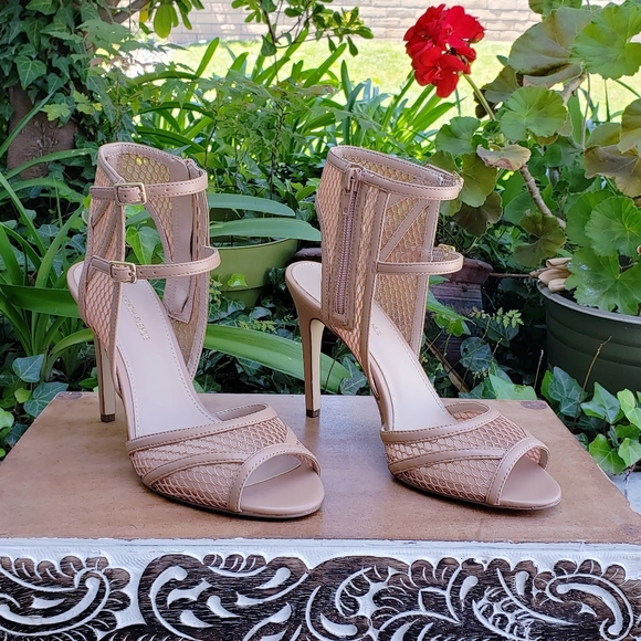 Edgy Chic Diamond Mesh Saks Fifth Avenue Sandals - Picture 2 of 8